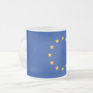 Fryst litet glas mugg med flagga i Europa