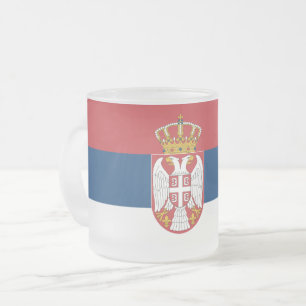 Fryst litet glas mugg med flagga Serbien