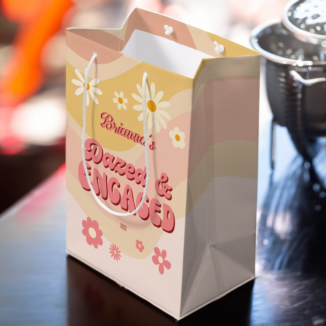 Frystorkad och engagerad daisy-bachelorette (Dazed and engaged groovy retro daisy bachelorette party favors personalized gift bag welcome bag)