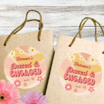 Frystorkad och engagerad daisy-bachelorette runt klistermärke<br><div class="desc">Tryckta klistermärken med helg personlig-daisy,  dammig rosa retro groovy vibes bachelorette helg party decor</div>