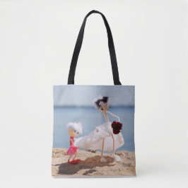 Fubby Bruidsmeisje met Bruid op strand. Tygkasse