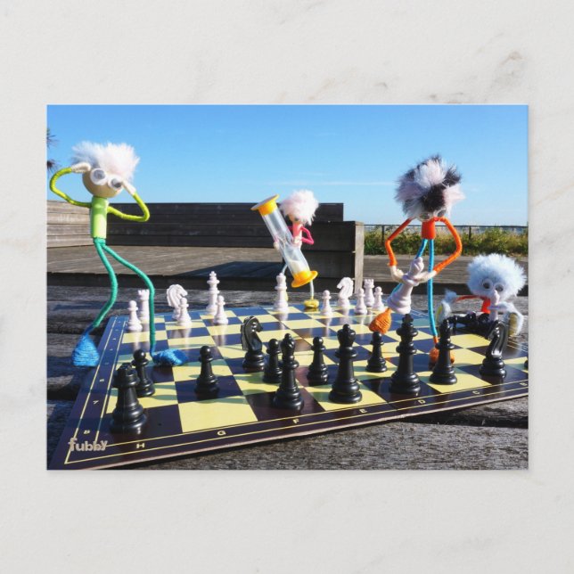 Fubby die schaakspel spelen. vykort (Framsida)