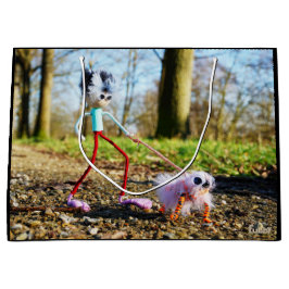 Fubby die zijn hondje uitlaat.