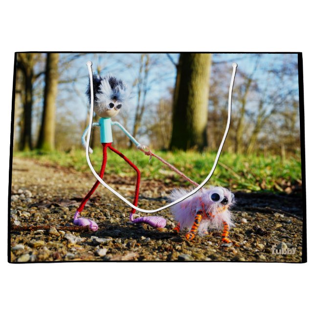 Fubby die zijn hondje uitlaat. (Framsidan)