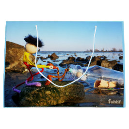 Fubby met flessenpost aan de kust.