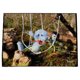 Fubby monster op de schommel.