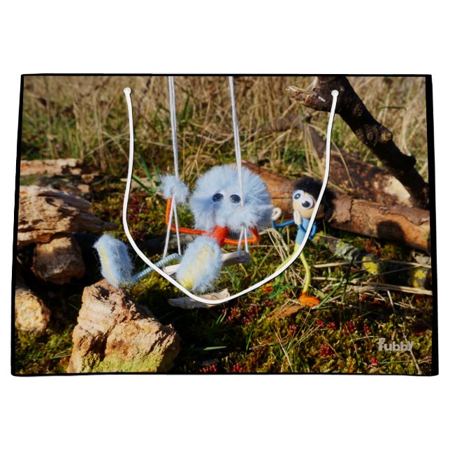 Fubby monster op de schommel. (Framsidan)