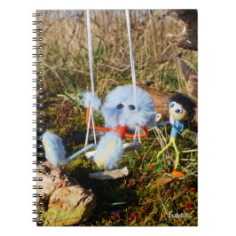 Fubby monster op de schommel. anteckningsbok