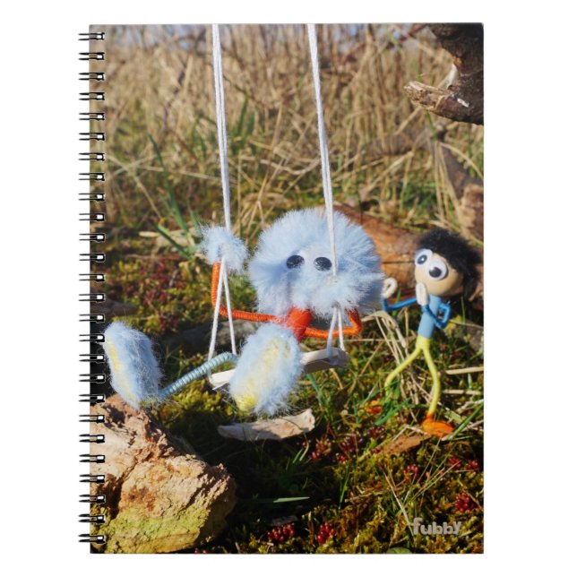 Fubby monster op de schommel. anteckningsbok (Framsidan)