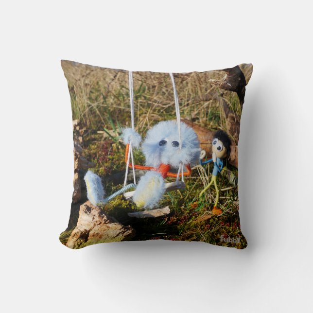 Fubby monster op de schommel. kudde (Framsida)