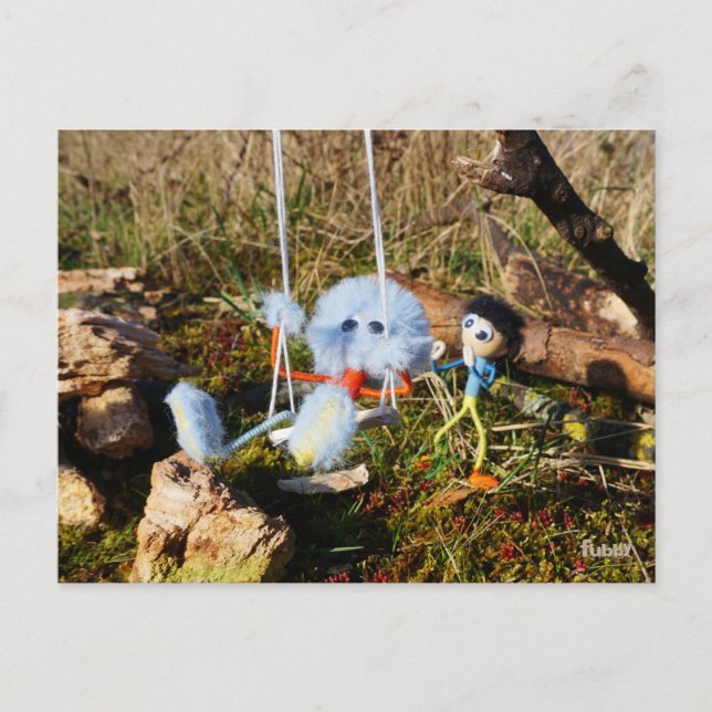 Fubby monster op de schommel. vykort (Framsida)