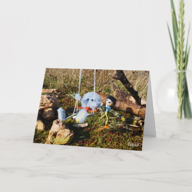 Fubby poppetje dat een monster duwt op schommel. tack kort (Framsida)