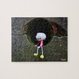 Fubby poppetje dat in een muur zit. Een schattig m Pussel