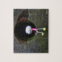 Fubby poppetje dat in een muur zit. Een schattig m Pussel