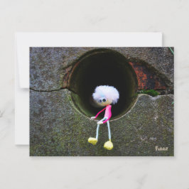 Fubby poppetje dat in een muur zit. Een schattig m Vykort