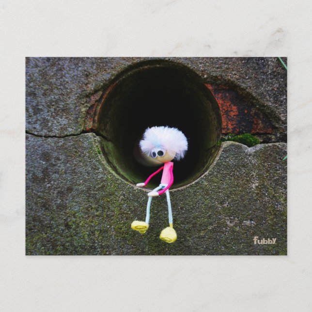 Fubby poppetje dat in een muur zit. Een schattig m Vykort (Framsida)