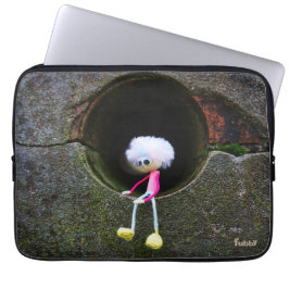 Fubby poppetje dat in een muur zit. laptop fodral