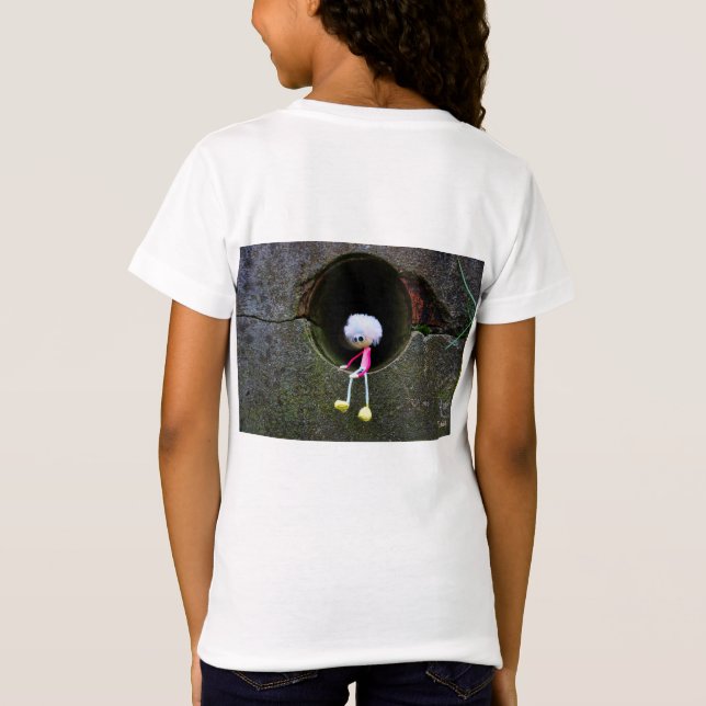 Fubby poppetje dat in een muur zit.  t shirt (Baksida)