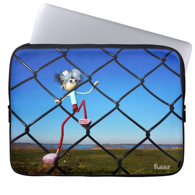 Fubby poppetje dat in het hek omhoog klimt. laptop fodral (Framsidan)