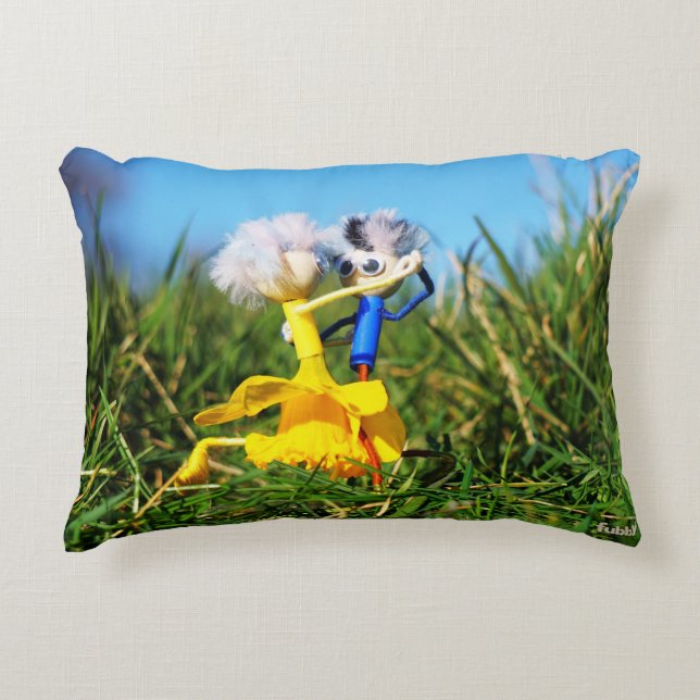 Fubby poppetjes die dansen met Narcissenjurk. Prydnadskudde (Framsidan)