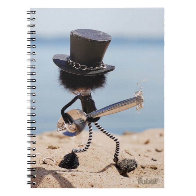 Fubby rock gitarist met hoed op het strand. anteckningsbok (Framsidan)