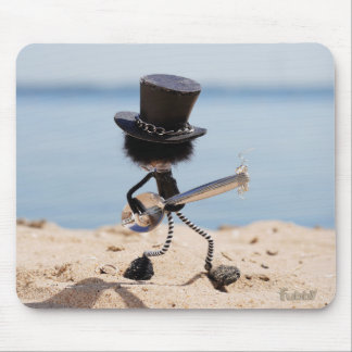 Fubby rock gitarist met hoed op het strand. musmatta