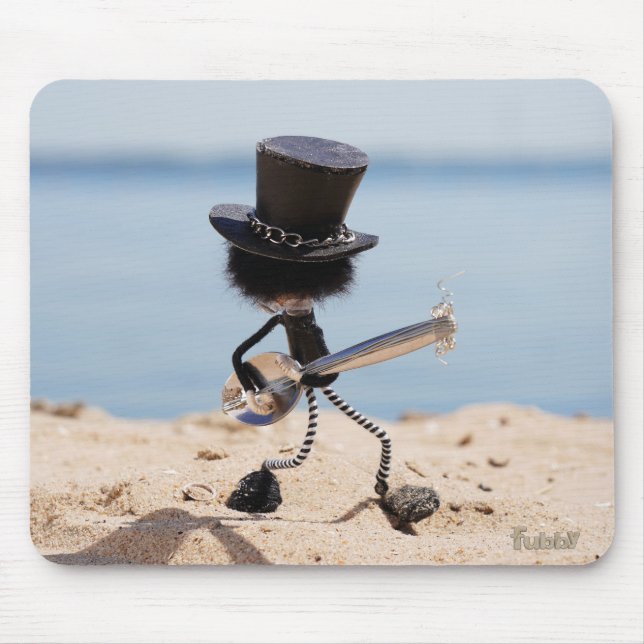 Fubby rock gitarist met hoed op het strand. musmatta (Framsidan)