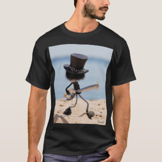 Fubby rock gitarist met hoed op het strand. t shirt