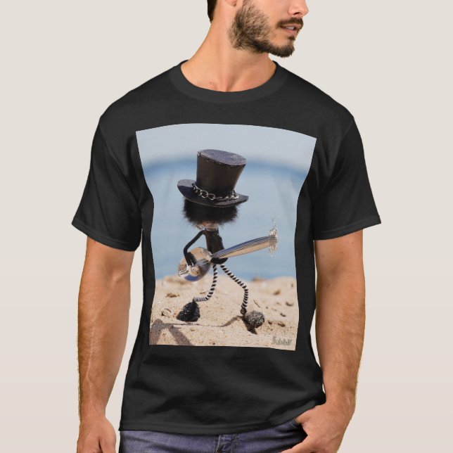 Fubby rock gitarist met hoed op het strand. t shirt (Framsida)