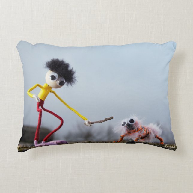 Fubby speelt buiten met dier. prydnadskudde (Framsidan)