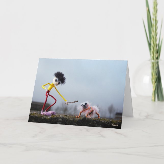 Fubby speelt buiten met dier. tack kort (Framsida)