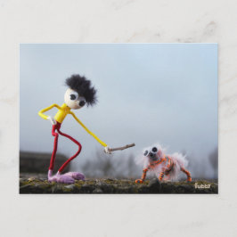 Fubby speelt buiten met dier. vykort