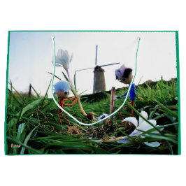 Fubby's bij een molen planten een krokus bol.