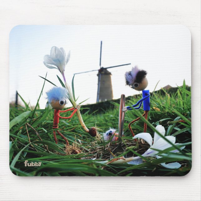 Fubby's bij een molen planten een krokus bol. musmatta (Framsidan)