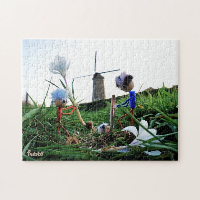 Fubby's bij een molen planten een krokus bol. pussel (Horisontell)