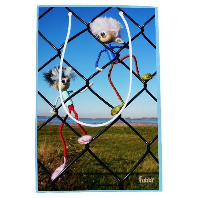 Fubby's die een hek beklimmen. (Framsidan)