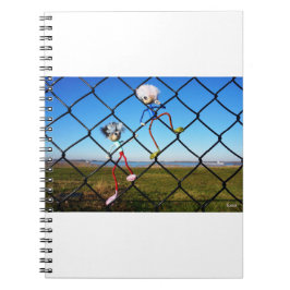 Fubby's die een hek beklimmen. anteckningsbok