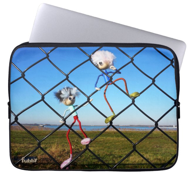 Fubby's die een hek beklimmen. laptop fodral (Framsidan)