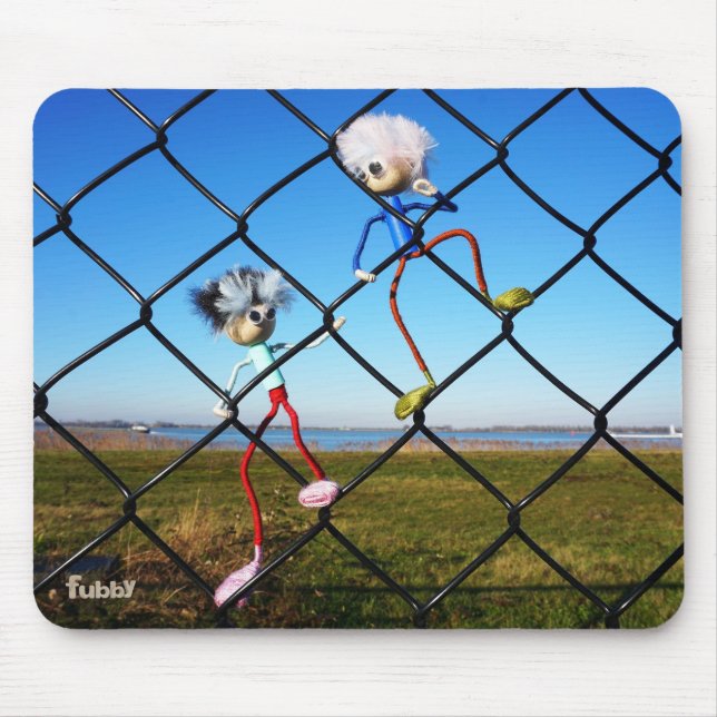 Fubby's die een hek beklimmen. musmatta (Framsidan)