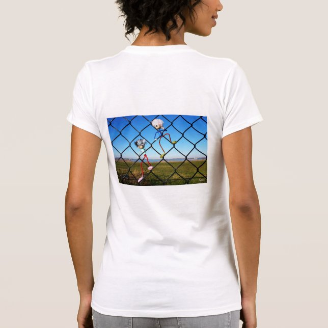 Fubby's die een hek beklimmen. t shirt (Baksida)