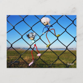 Fubby's die een hek beklimmen. vykort