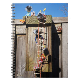 Fubby's die een vogelhuis beklimmen. anteckningsbok