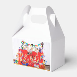 Fubby's die feest vieren voor verjaardag. presentaskar