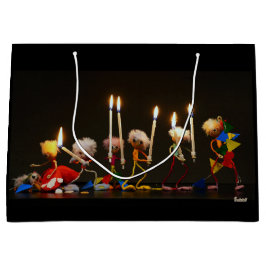 Fubby's die feestelijk met kaarsjes lopen, grappig