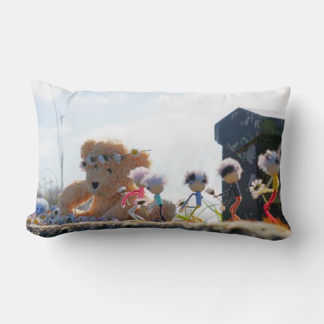 Fubby's die madeliefjes naar een Beer brengen. Lumbarkudde (Framsida)