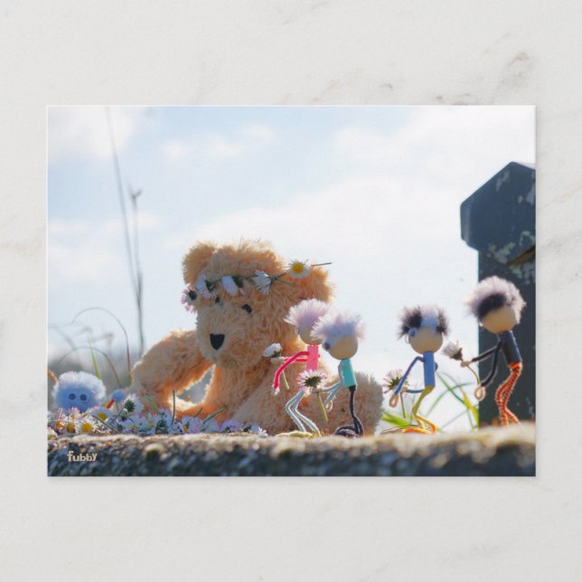 Fubby's die madeliefjes naar een Beer brengen. Vykort (Framsida)