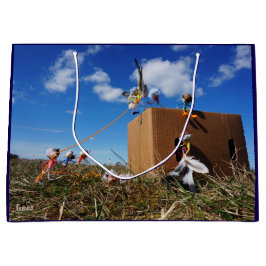 Fubby's die spelen met veren en vliegen.