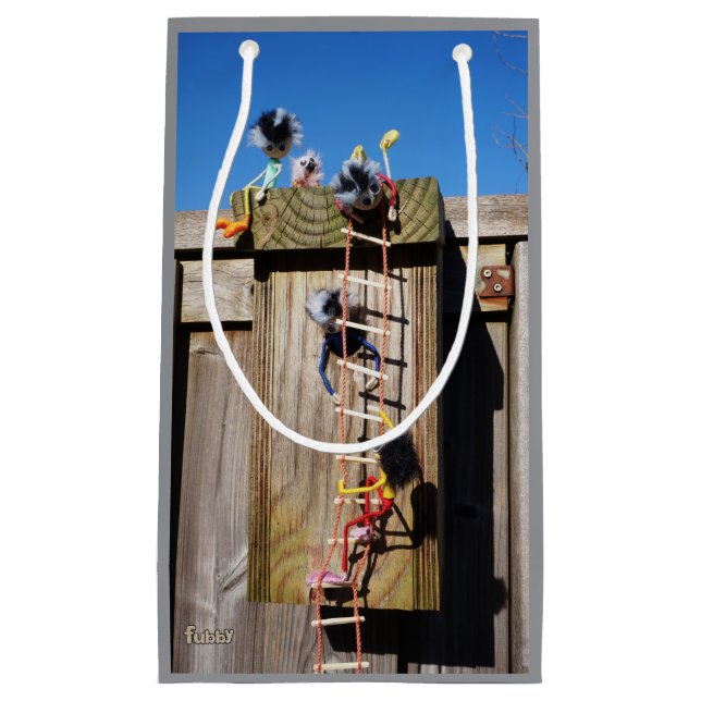 Fubby's in vogelhuisje met touwladder. (Framsidan)