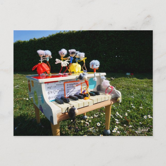 Fubby's op piano die muziek maken en dansen. vykort (Framsida)