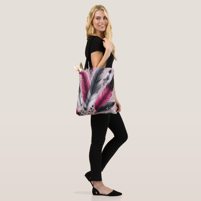 Fuchsia Feather Tote Bag - Chic och funktion Tygkasse (På modell)